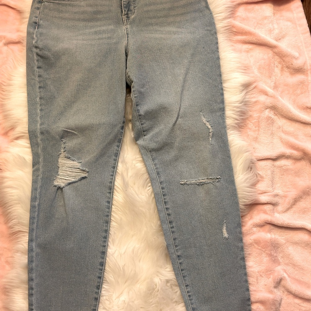 Style & Co CURVY SKINNY LEG mid rise light jeans with frayed leg hem. NWOT